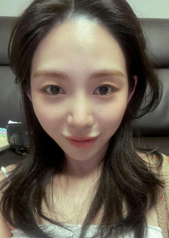 people-woman-A-selfie-A-dark hair-B-light skin-C
