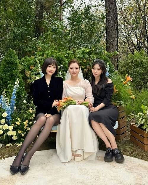 people-3-bride-A-wedding-A-friends-B-outdoor-C-black-dresses-C