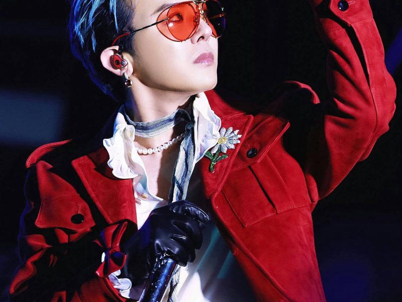 G-Dragon hit onstage Osaka concert
