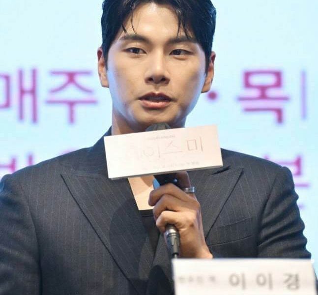 people-man-speaking-microphone-holding-sign-suit