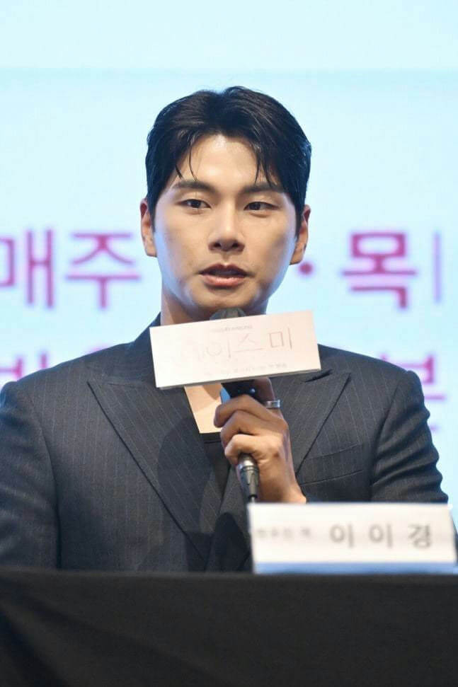 people-man-speaking-microphone-holding-sign-suit