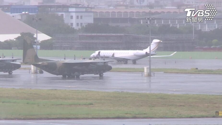 Taiwanese (Chinese) media also published images of the private jet carrying Lisa to date the billionaire's son recently.