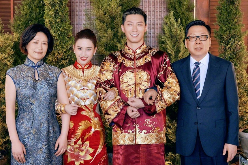 people-4-Chinese wedding attire-A-traditional Chinese garments-B-family photo-C-celebration