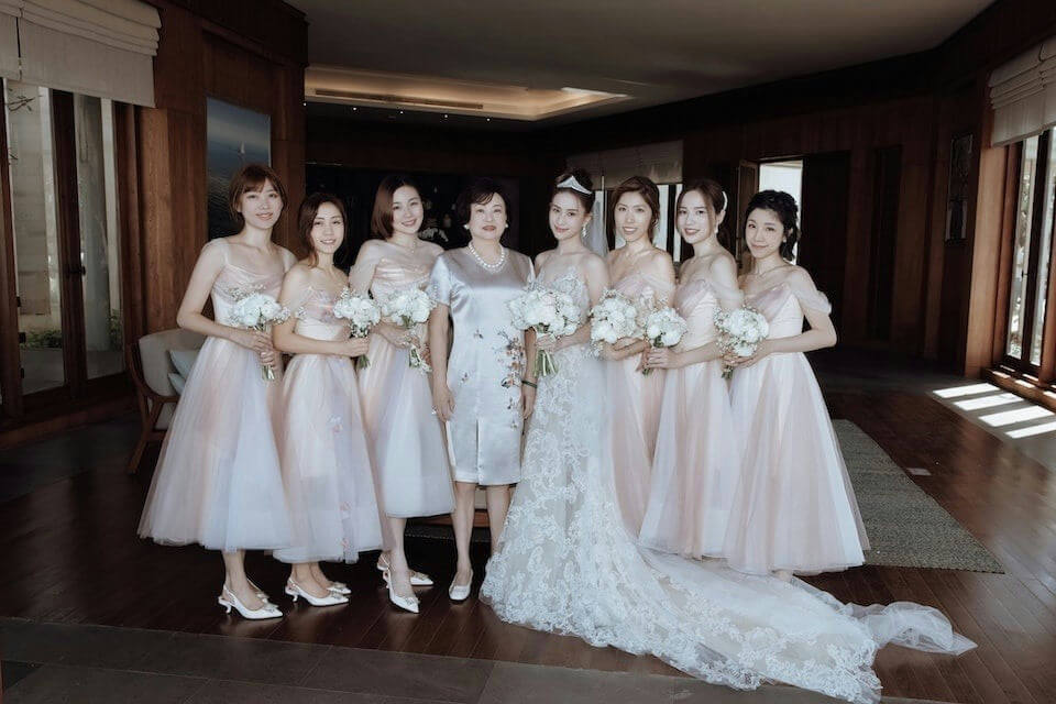 people-8-bride-A-bridesmaids-A-mother-of-the-bride-A-wedding-A-formal-attire-A-bouquets-A-indoor-setting