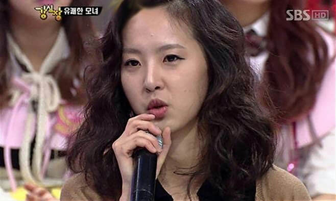 people-A-woman singing-A-curly dark hair-A-holding microphone-A-Korean text on screen-A-SBS HD logo