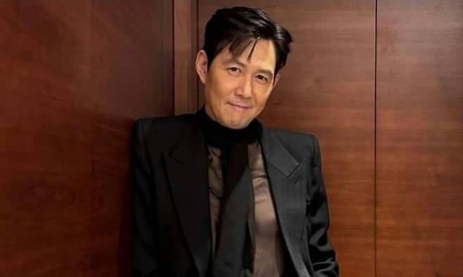 people-Lee Jung-jae-A-black suit-A-turtleneck-A-brown wood background