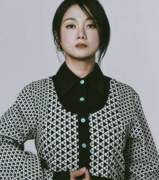 people-A-Korean actress-A-Park So-dam-B-short dark hair-C-patterned cardigan