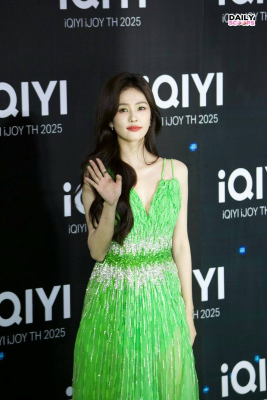 people-woman-A-green dress-B-waving hand-C-iQIYI event background