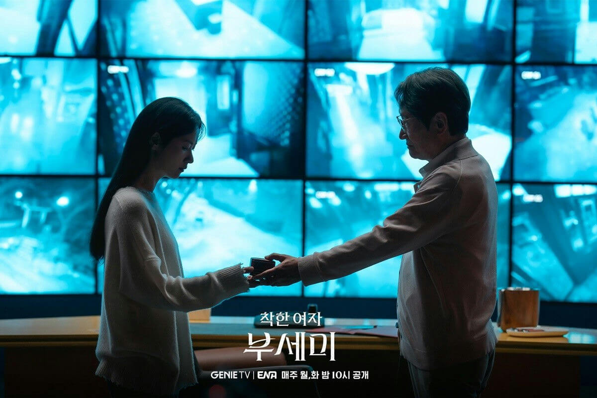 people-Woman-Man-transferring object-surveillance monitors-blue lighting-Korean text