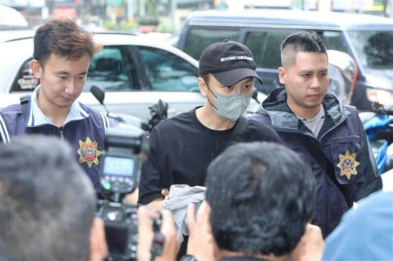 people-A-celebrity-A-man in black shirt and cap-B-police officer-C-photographers