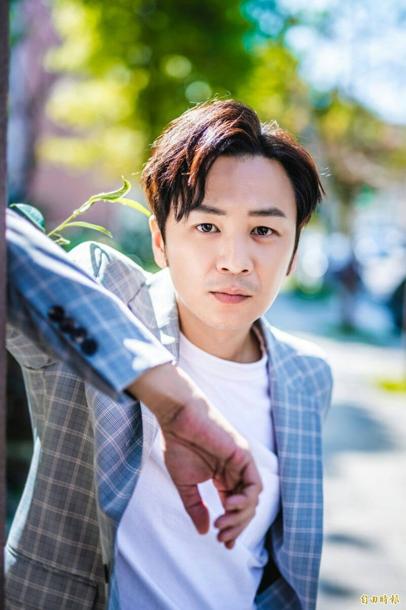 people-man-A-outdoor portrait-A-plaid blazer-A-white t-shirt-A-brown hair