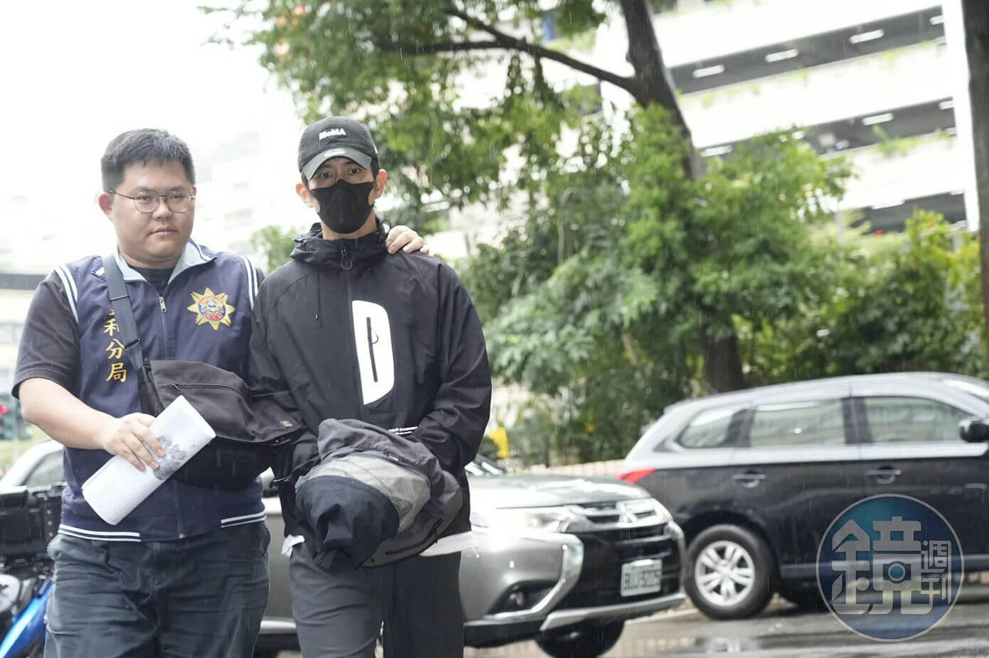 people-A-police officer-A-suspect-A-rainy-B-outdoor-B-urban-C-black jacket-C-face mask