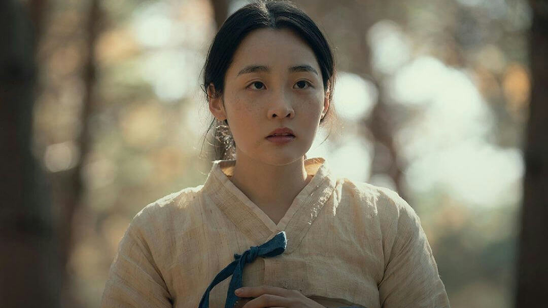 people-woman-A-Korean traditional clothing-A-outdoors-A-serious expression