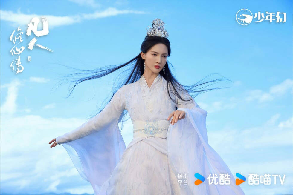 people-A-woman-A-ancient costume-A-white dress-A-crown-A-long black hair-A-sky background