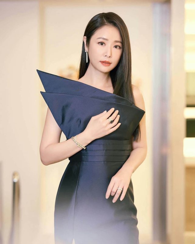 people-woman-dark blue dress-A-shoulder detail-keyword-B-long straight hair-keyword-C