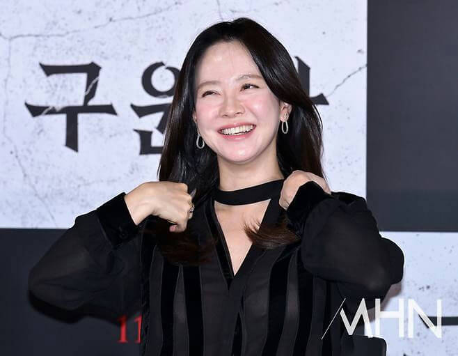 people-Korean actress-A-smiling broadly-B-wearing black attire-C-at a promotional event
