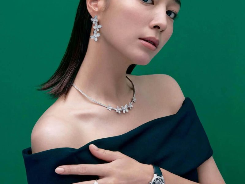 people-A-female model-A-jewelry-A-Marie Claire Korea-A-green background-A-off-the-shoulder dress