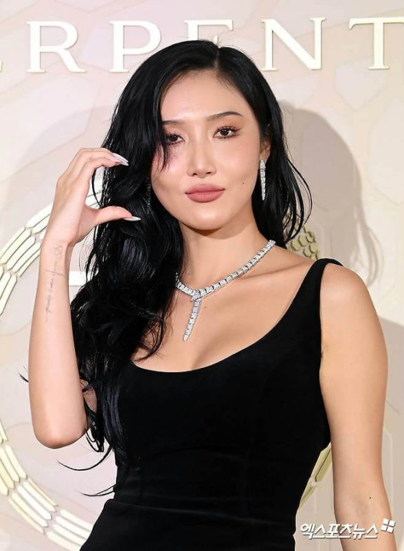 people-Hwasa (Mamamoo)-posing-A-black dress-A-diamond jewelry-B-long dark hair-C