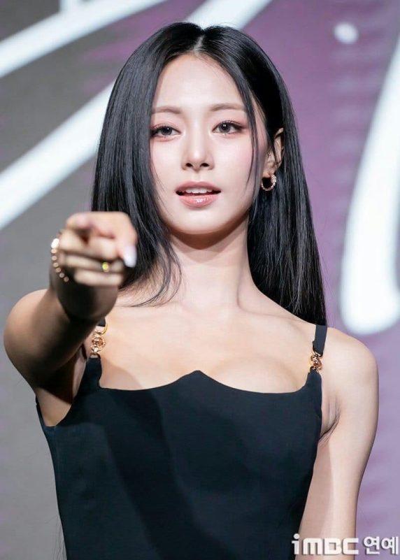 people-Tzuyu-BLACK DRESS-A-pointing-B-long black hair-C-jewelry