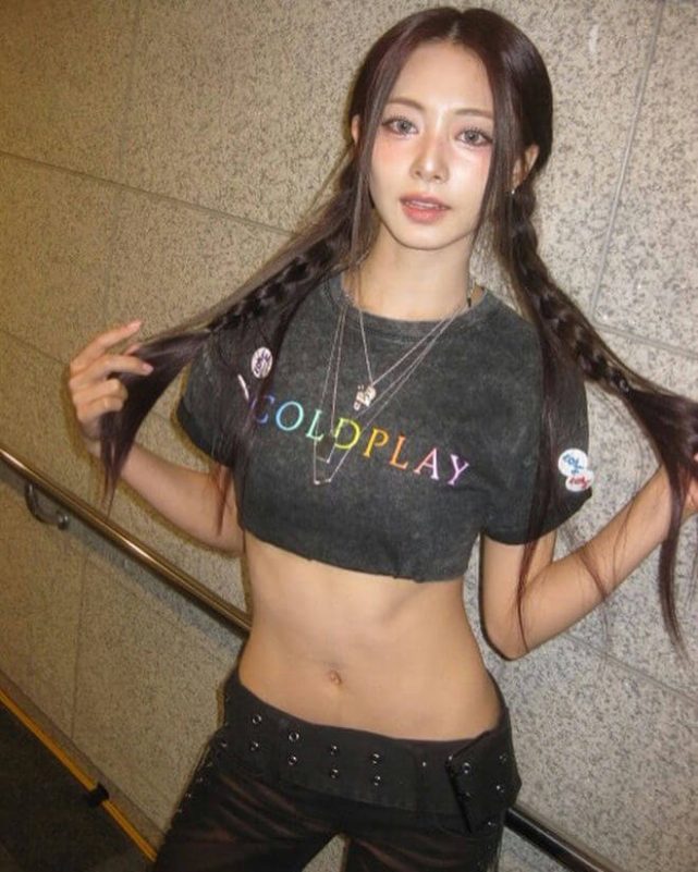 people-Tzuyu (TWICE)-crop top-Coldplay logo-braids-exposed midriff-dark pants