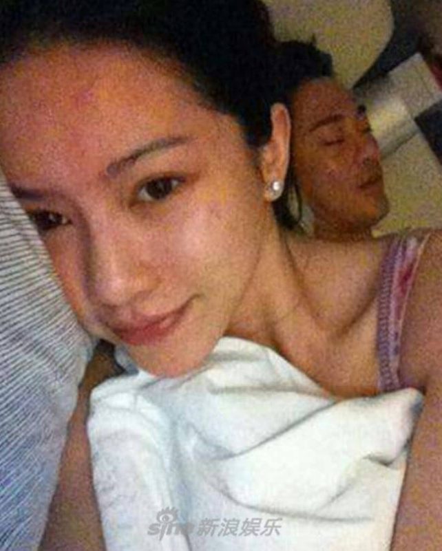 people-woman-selfie-man-sleeping-lying down-intimate