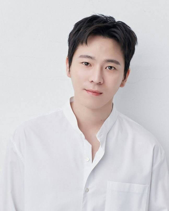 people-Man-A-Asian-A-White Collar Shirt-A-Black Hair-A-Studio Portrait