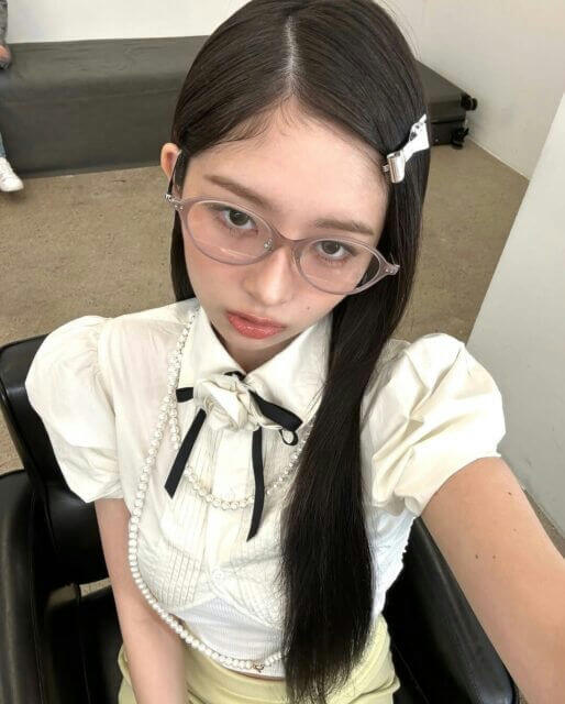 people-1-woman-A-long dark hair-B-wearing glasses-C-wearing white blouse