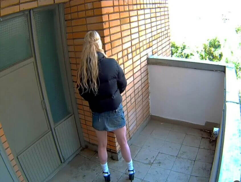 people-woman-A-blond hair-A-denim shorts-A-puffy jacket-B-high heels-C