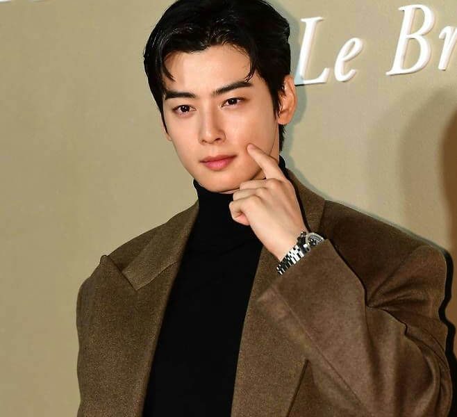 people-Cha Eun-woo-A-fashion-A-coat-A-turtleneck-A-wristwatch-A-pose