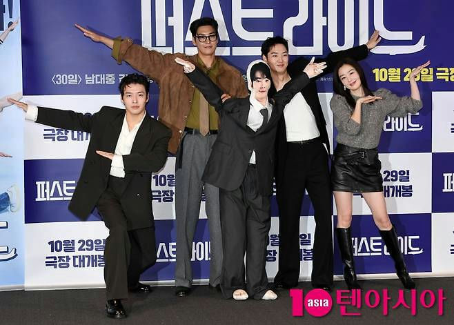 people-5-Korean actors-A-posing-A-movie promotion-B-stage event-B-group photo-C-full body shot-C