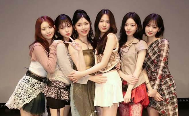 people-6-girls-A-K-pop-A-group-A-casual-style-A-posing-A-hugging