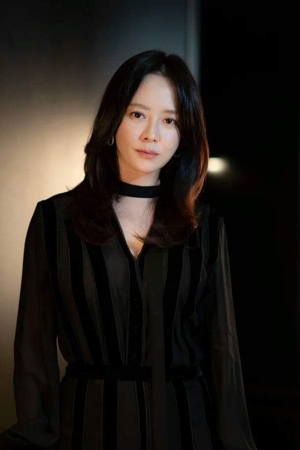 people-Song Ji-hyo-A-Korean actress-A-dark lighting-B-black striped top-C-black choker