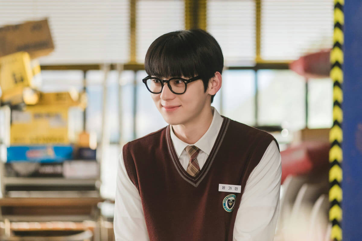people-young man-A-wearing glasses-B-wearing sweater vest-C-smiling