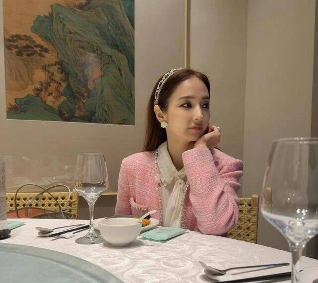 people-A-woman-A-dining-A-pink tweed jacket-B-pearl earrings-C-headband
