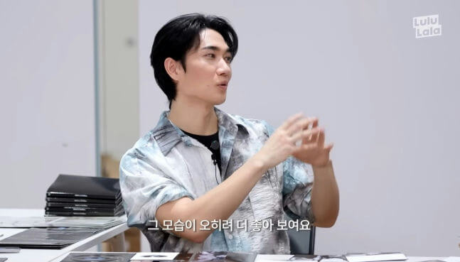 people-man-talking-gesture-hand-patterned-shirt-korean-text