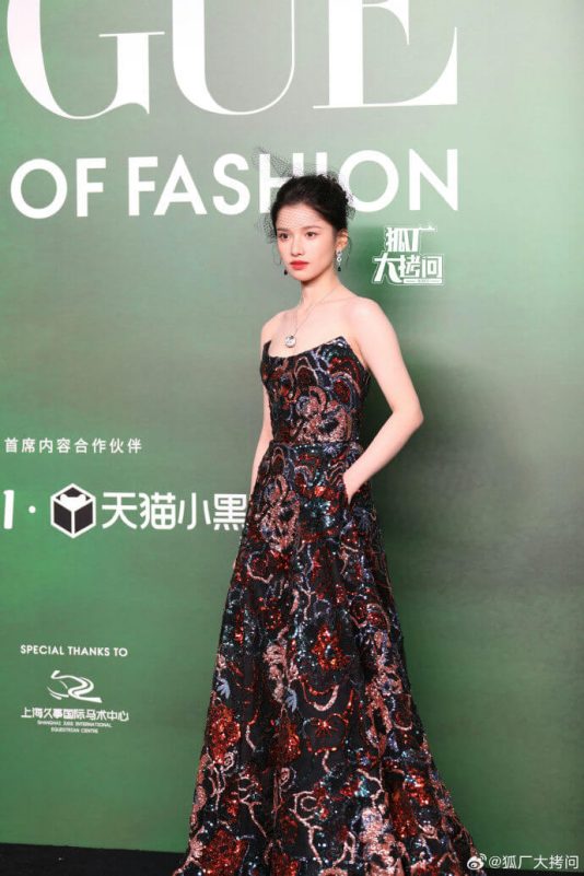 people-A-woman-A-red carpet-B-evening gown-C-black veil