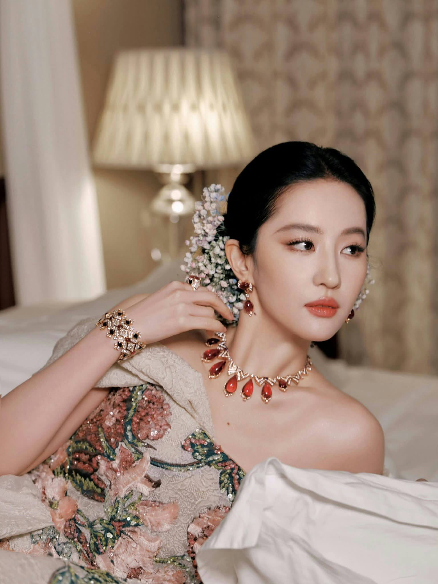 people-Liu Yifei-jewelry-red gemstone necklace-bracelet-floral embroidery-bed setting