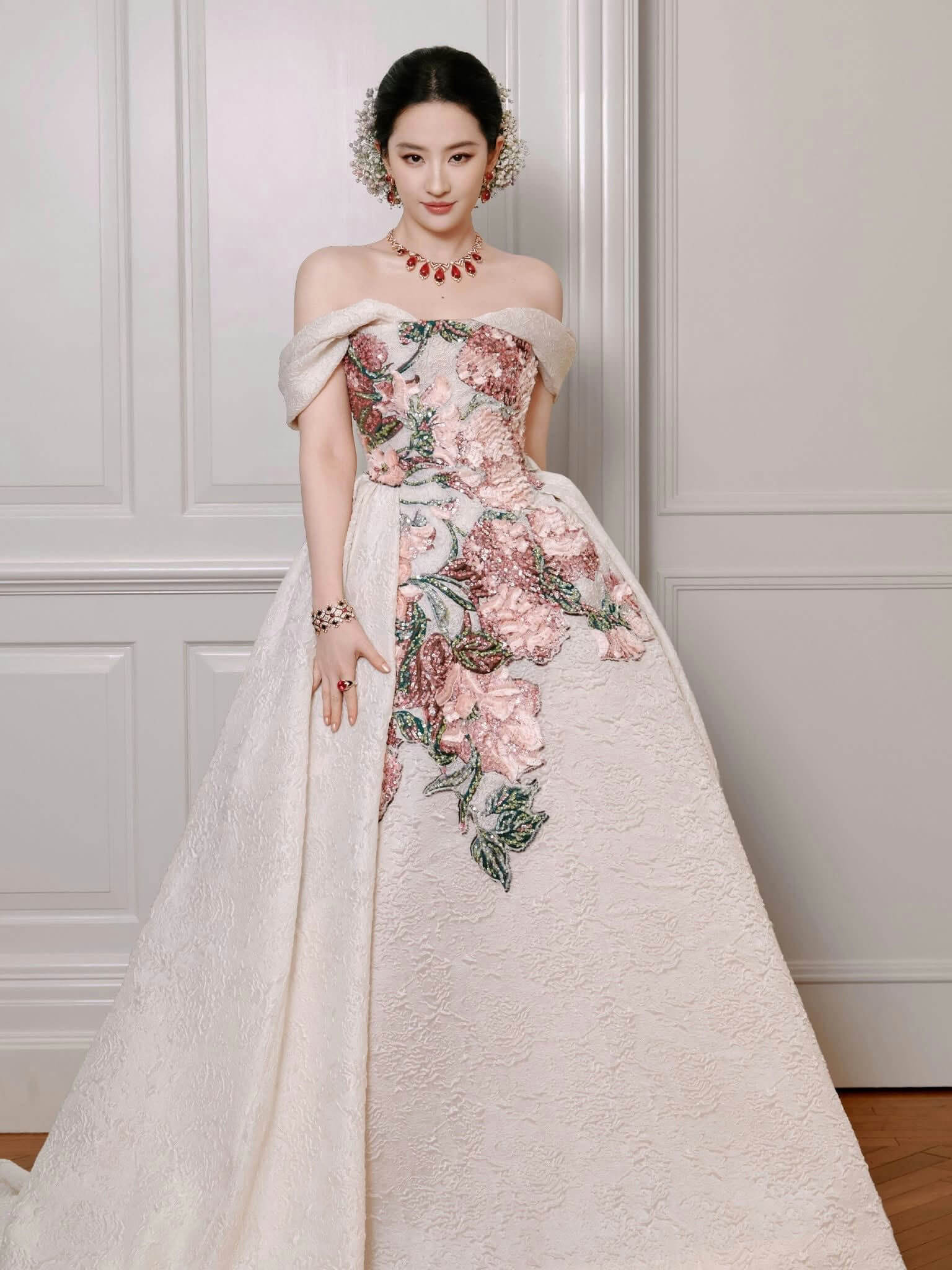 people-Liu Yifei-A-evening gown-A-off-the-shoulder-A-floral embroidery-A-jewelry