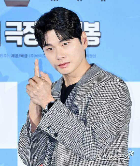 people-man-pointing finger-A-black hair-A-houndstooth jacket-A-Korean text background