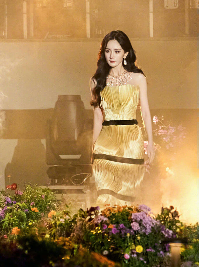 people-1-woman-A-golden dress-B-long dark hair-C-stage setting