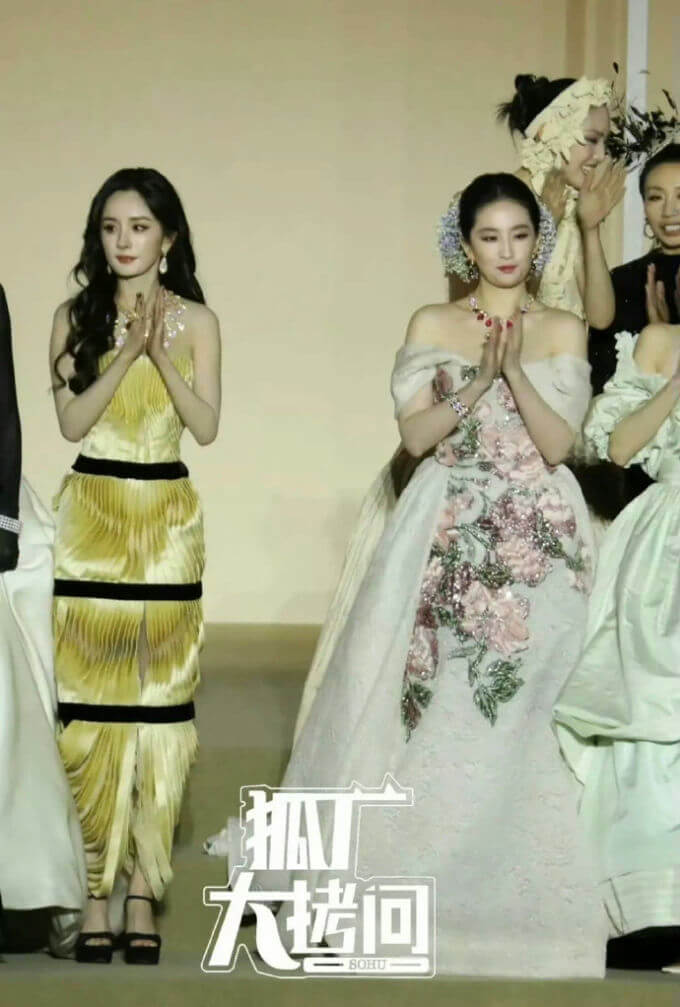 people-Two prominent Chinese actresses-A-Yang Mi-A-Liu Yifei-B-Formal gowns-C-Applauding