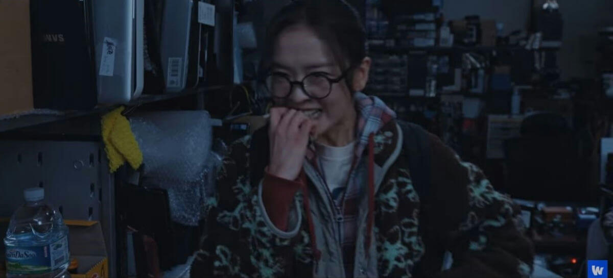 people-1-woman-A-glasses-A-smiling-A-nervous-A-cluttered_room