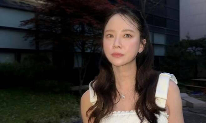 people-A-woman-A-dark hair-B-white top-C-outdoor setting