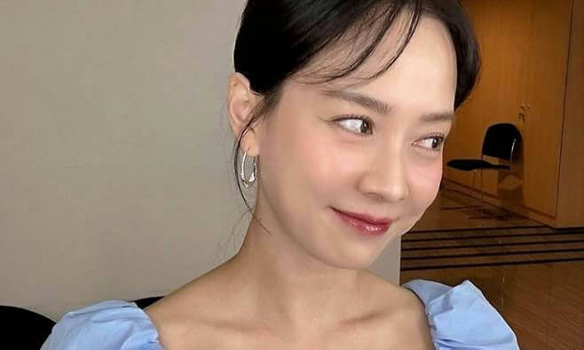 people-Song Ji-hyo-A-South Korean actress-A-light blue off-the-shoulder top-B-silver hoop earrings-C-smiling