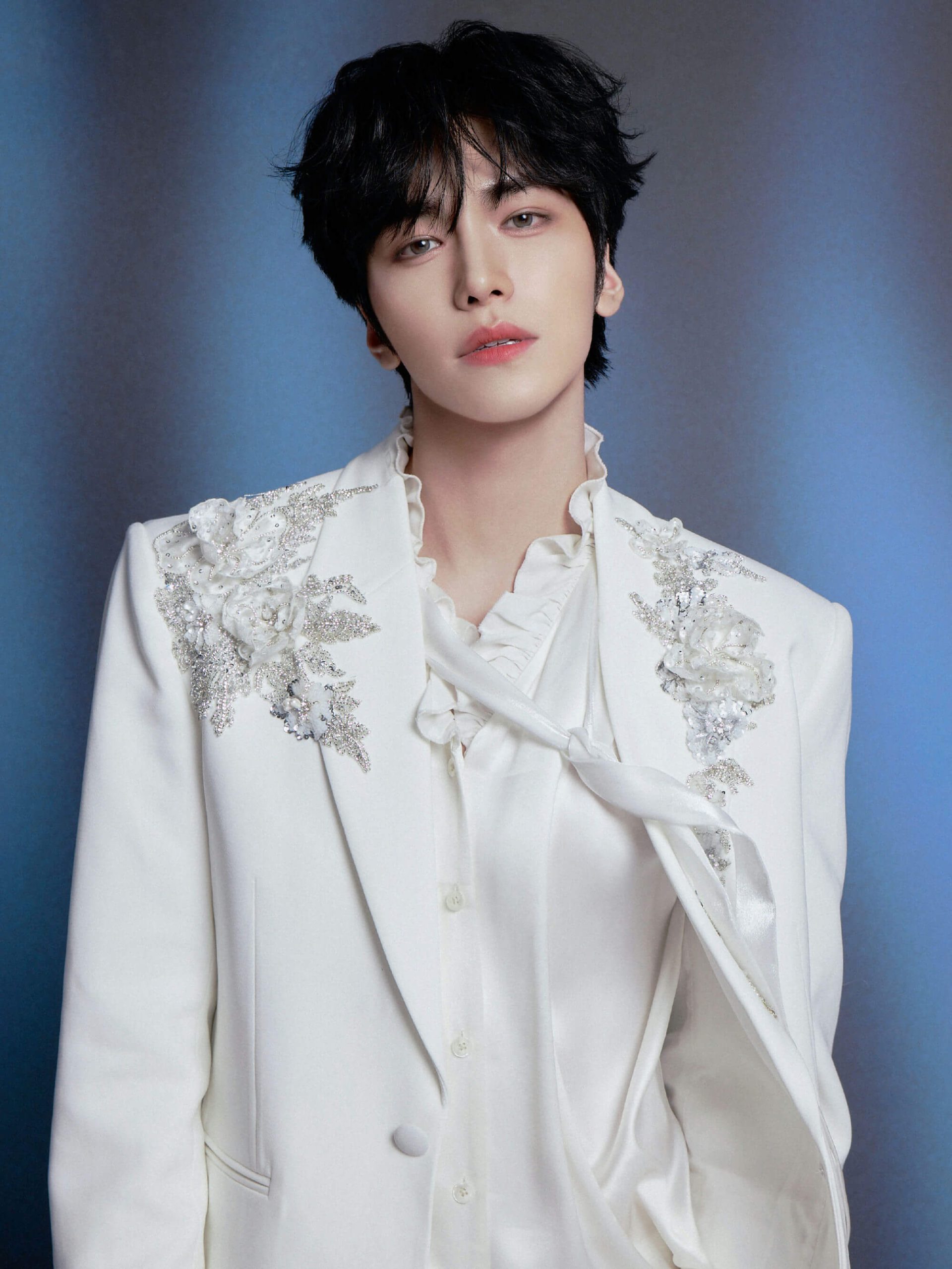 people-K-pop idol-A-male-A-white embellished suit-A-ruffled blouse-A-blue background
