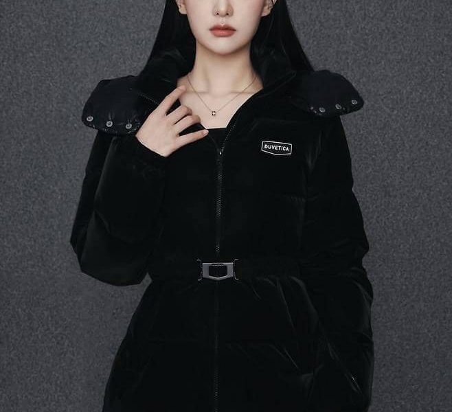 people-woman-black jacket-black outfit-Duvetica logo-belted waist-long black hair