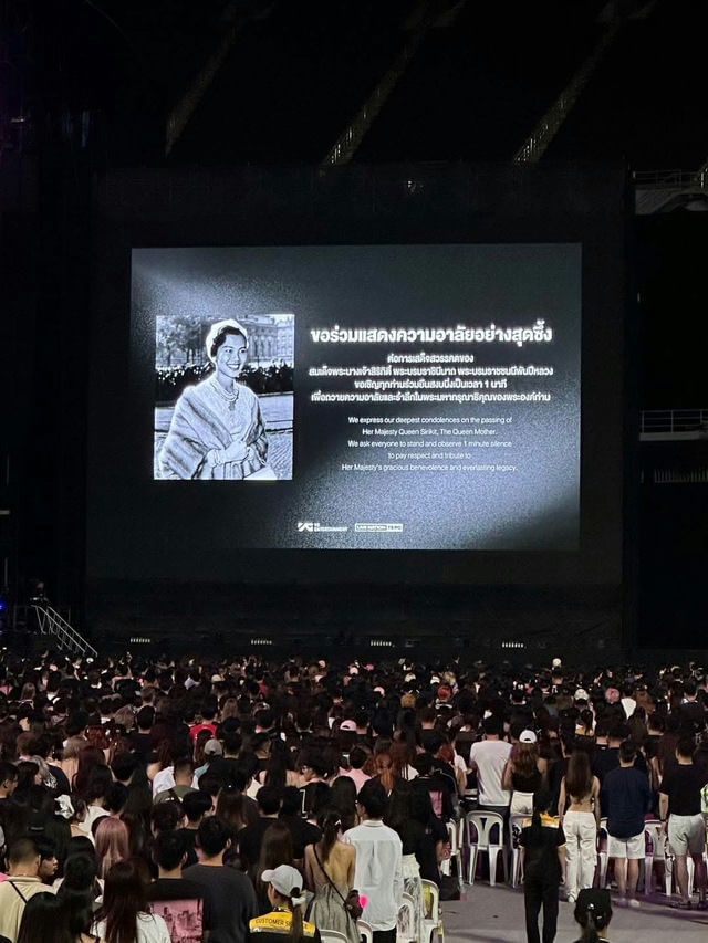 people-large crowd-A-indoor event-A-memorial screen-B-Queen Sirikit-C