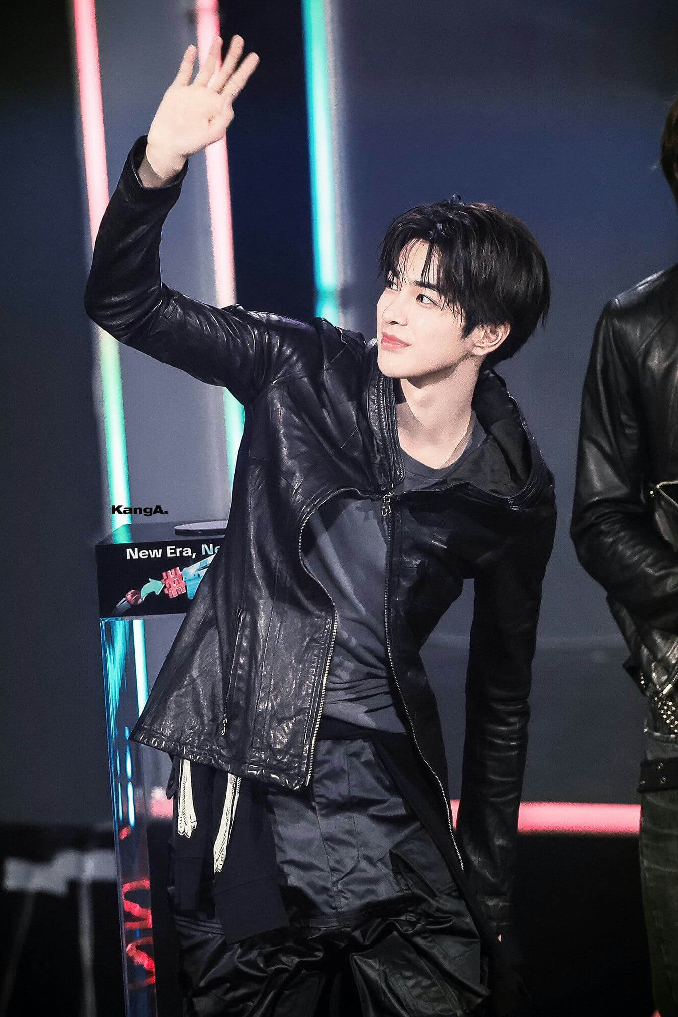 people-1-male idol-A-waving hand-B-black leather jacket-C-stage setting