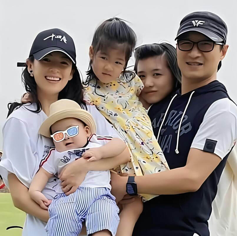 people-5-family-A-outdoors-A-smiling-A-baby-A-wearing-hat-A-wearing-sunglasses
