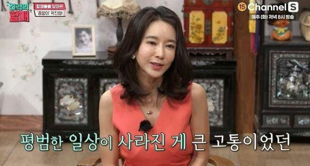 people-woman-smiling-attire-orange top-setting-indoor interview-text-Korean text on screen